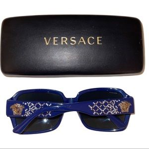 Versace 4204B Sunglasses
Dark Blue with gray lenses